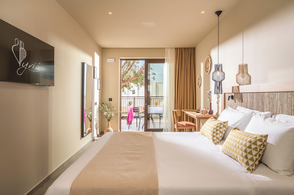 Pyria Hotel 38/80