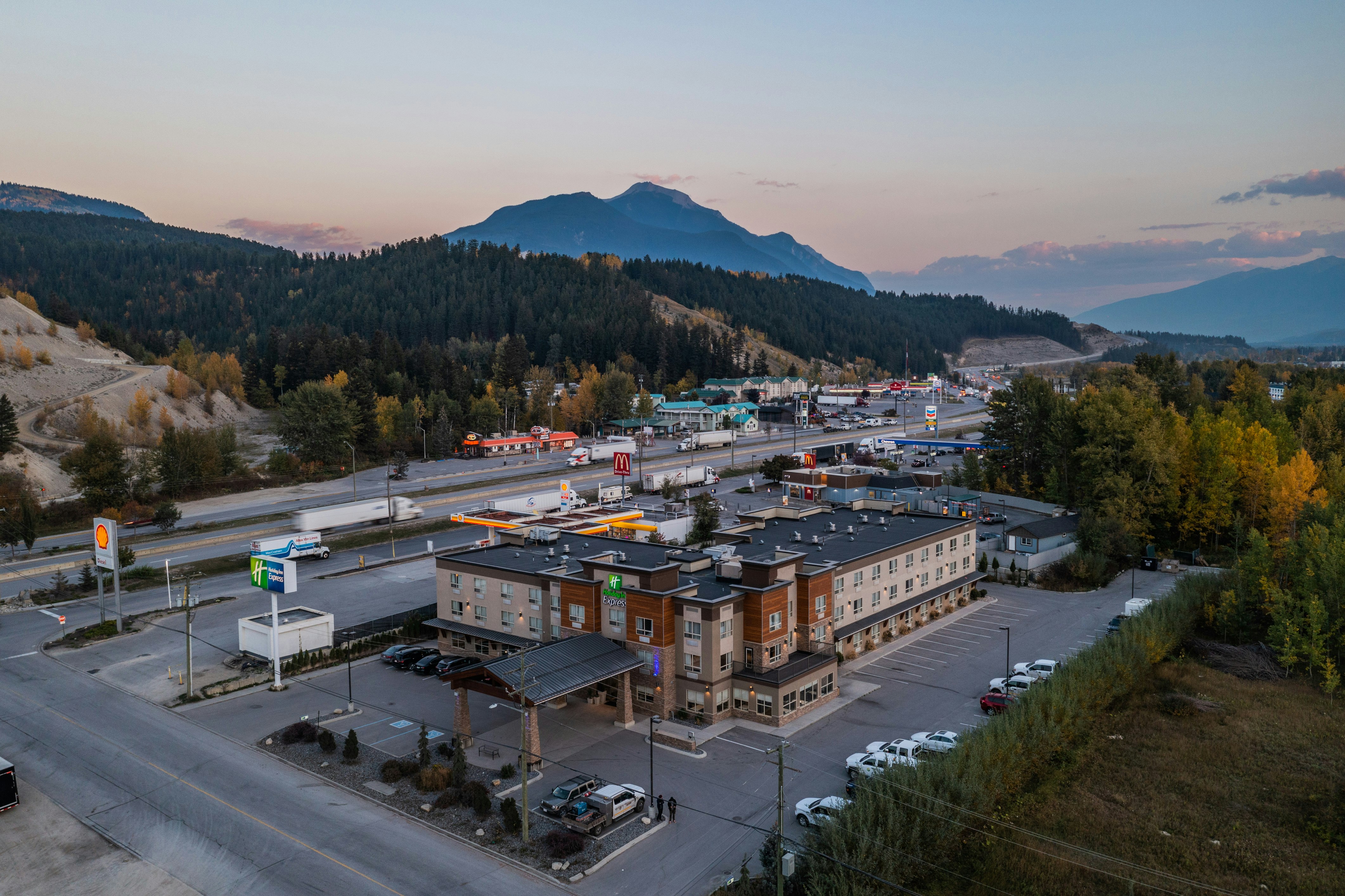 HOLIDAY INN EXPRESS GOLDEN KICKING HORSE 9/75