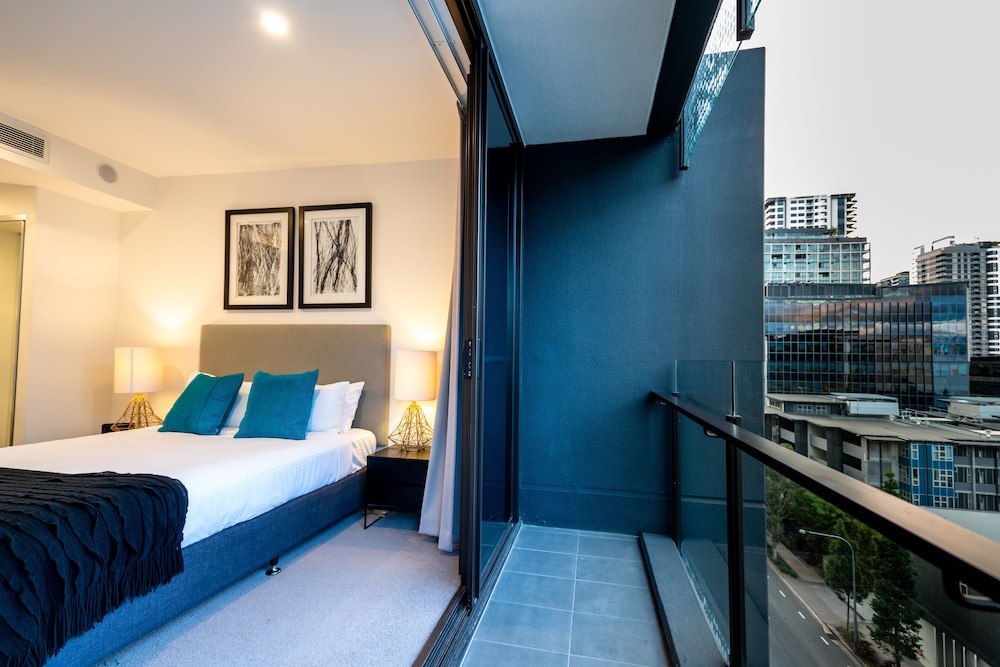 1 BEDROOM, APARTMENT, CITY VIEW