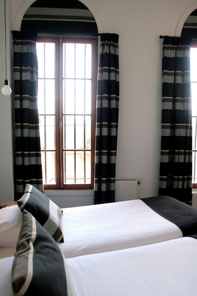 Ultramar Hotel 6/30