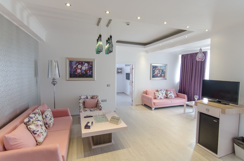 Phoenicia Luxury 28/55