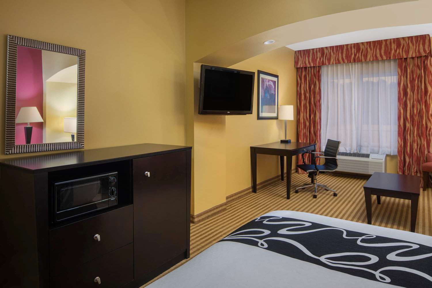 La Quinta Inn and Suites by Wyndham Atlanta Union City 28/33