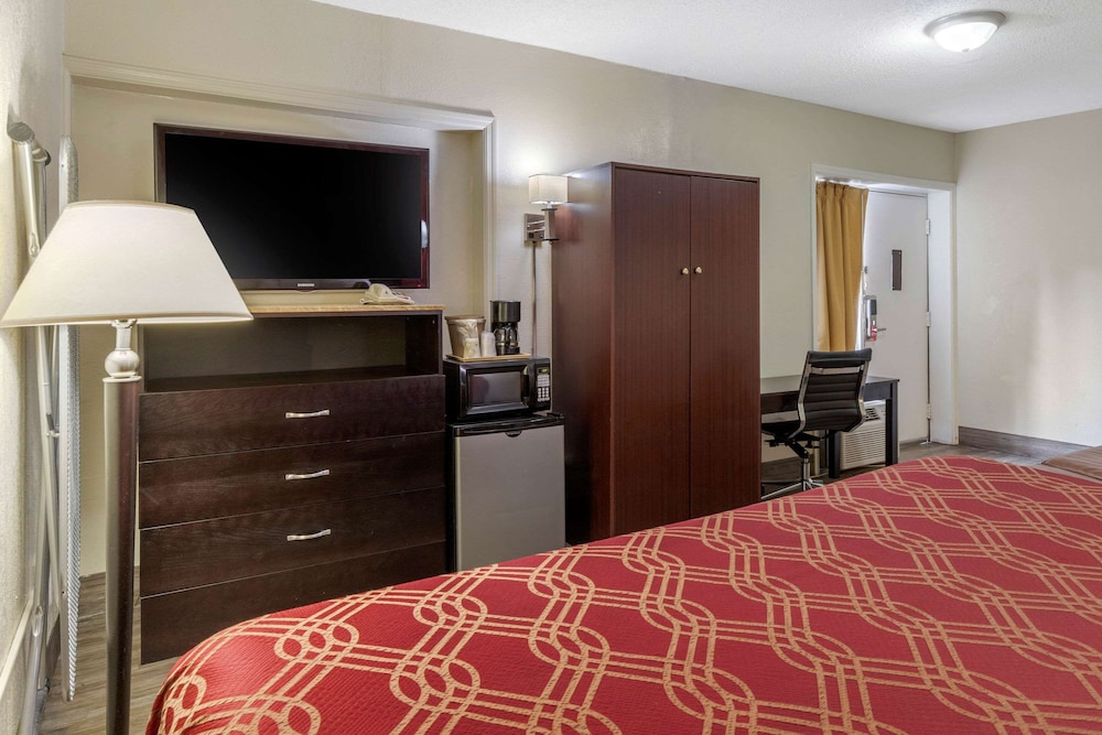 Econo Lodge Columbia Fort Jackson 19/28