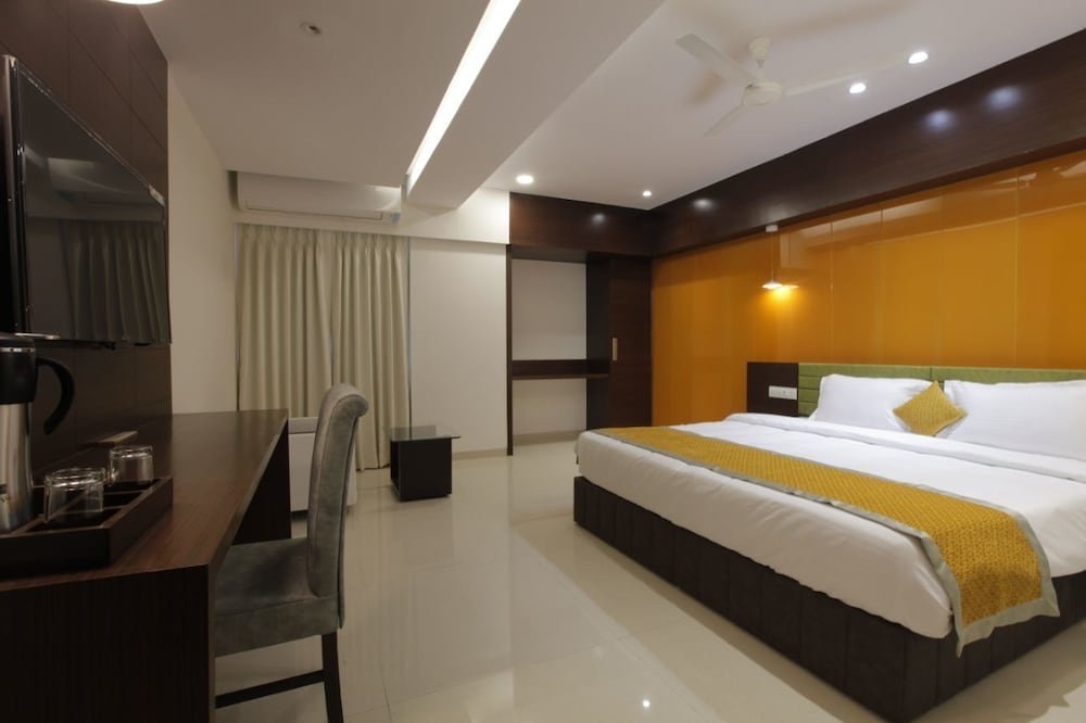 PREMIER, STUDIO, KING BED