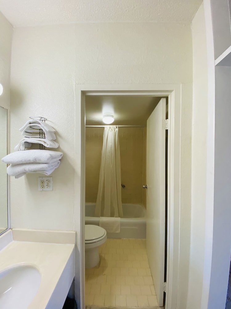 Travelers Place Inn & Suites 73/73
