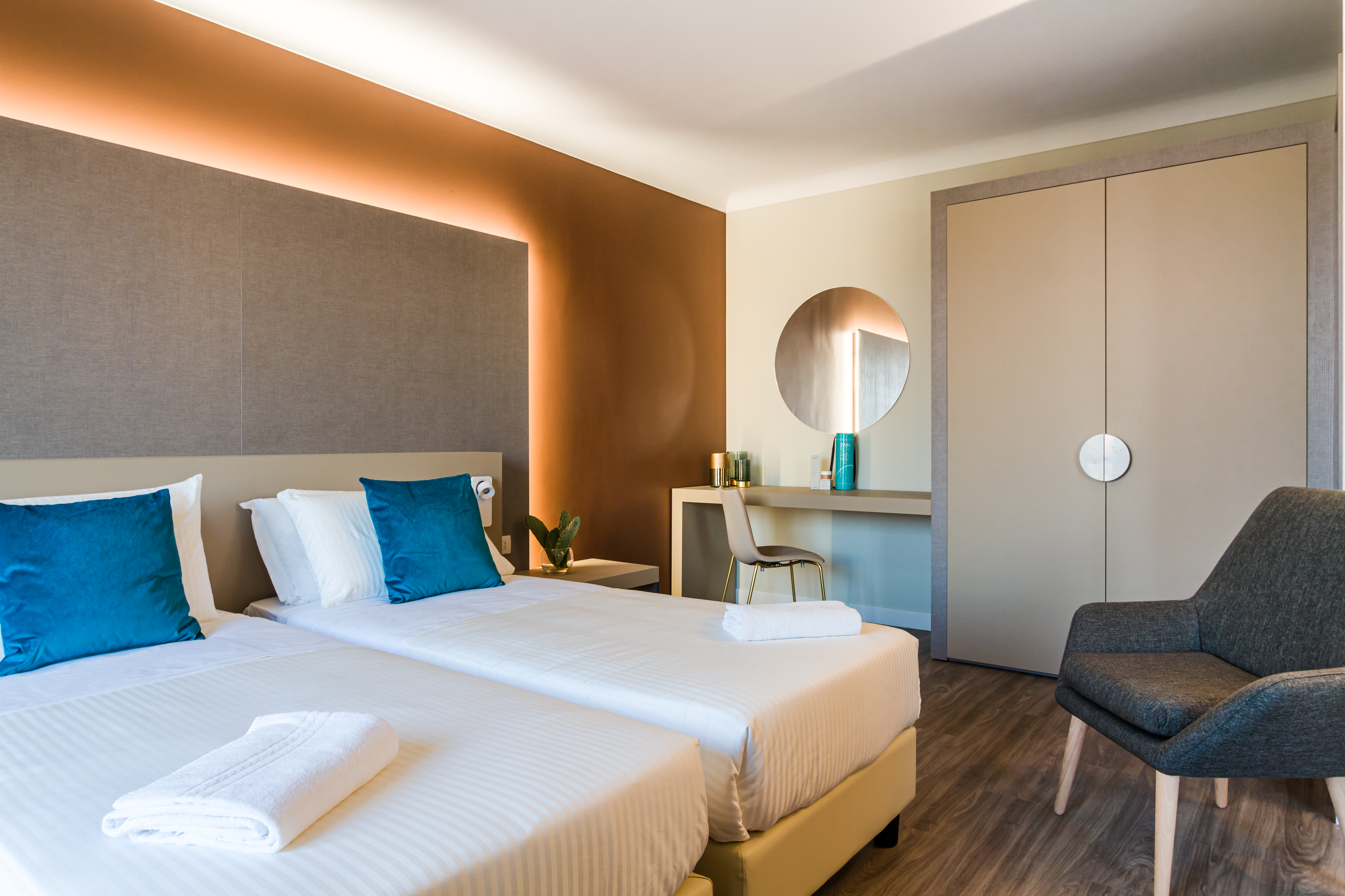 DELUXE, DOUBLE BED