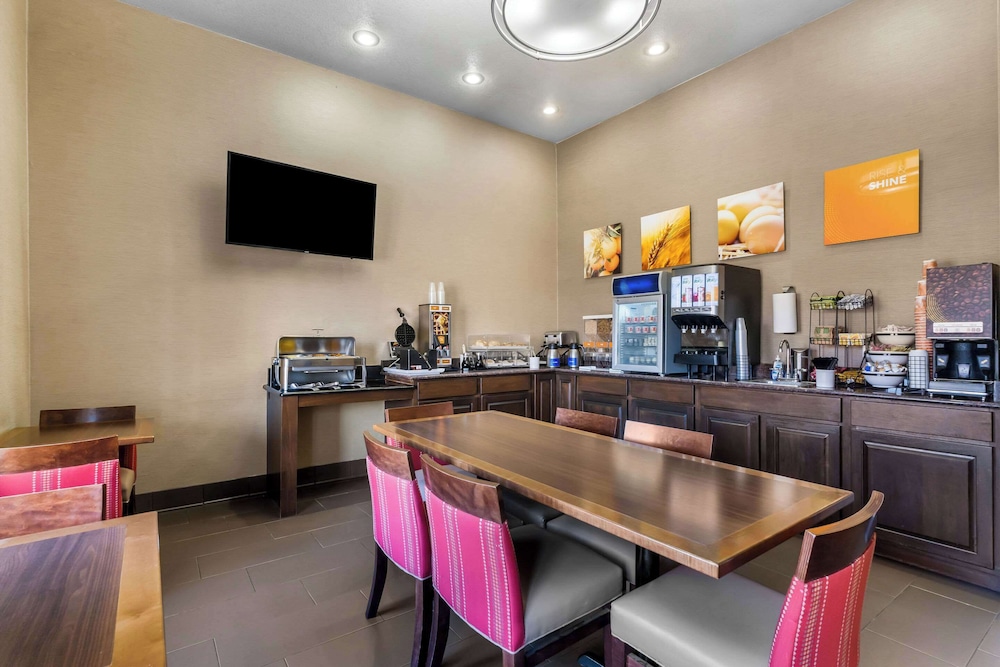 Comfort Inn & Suites Greeley, CO 36/54