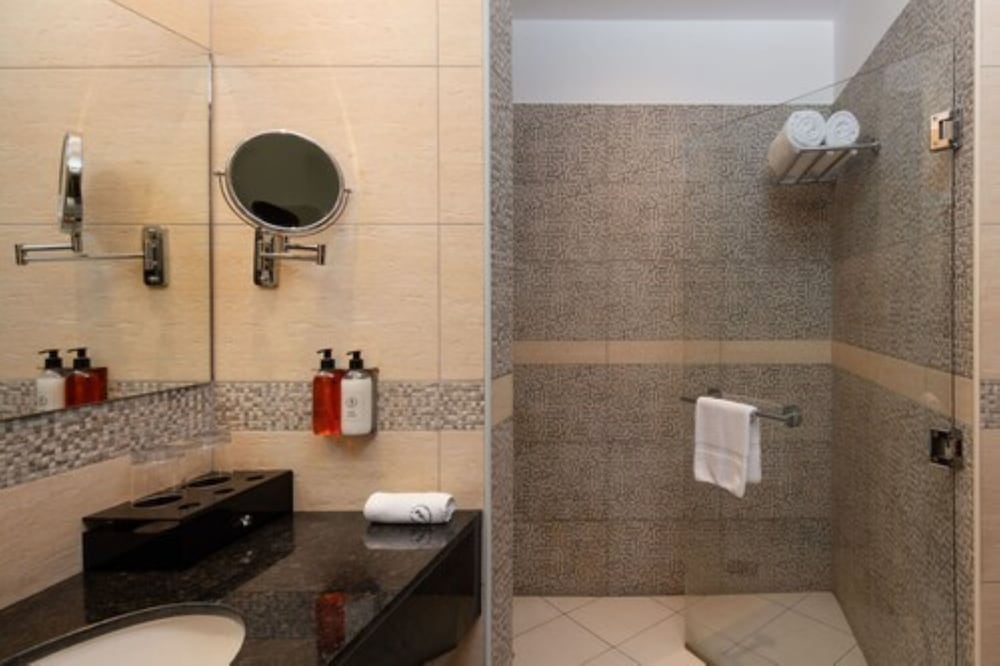 Peninsula Hotel Dar es Salaam 30/60
