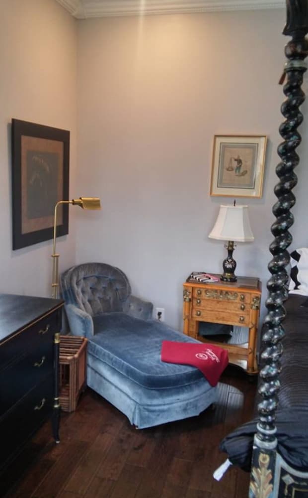 Inntiquity A Country Inn 32/50