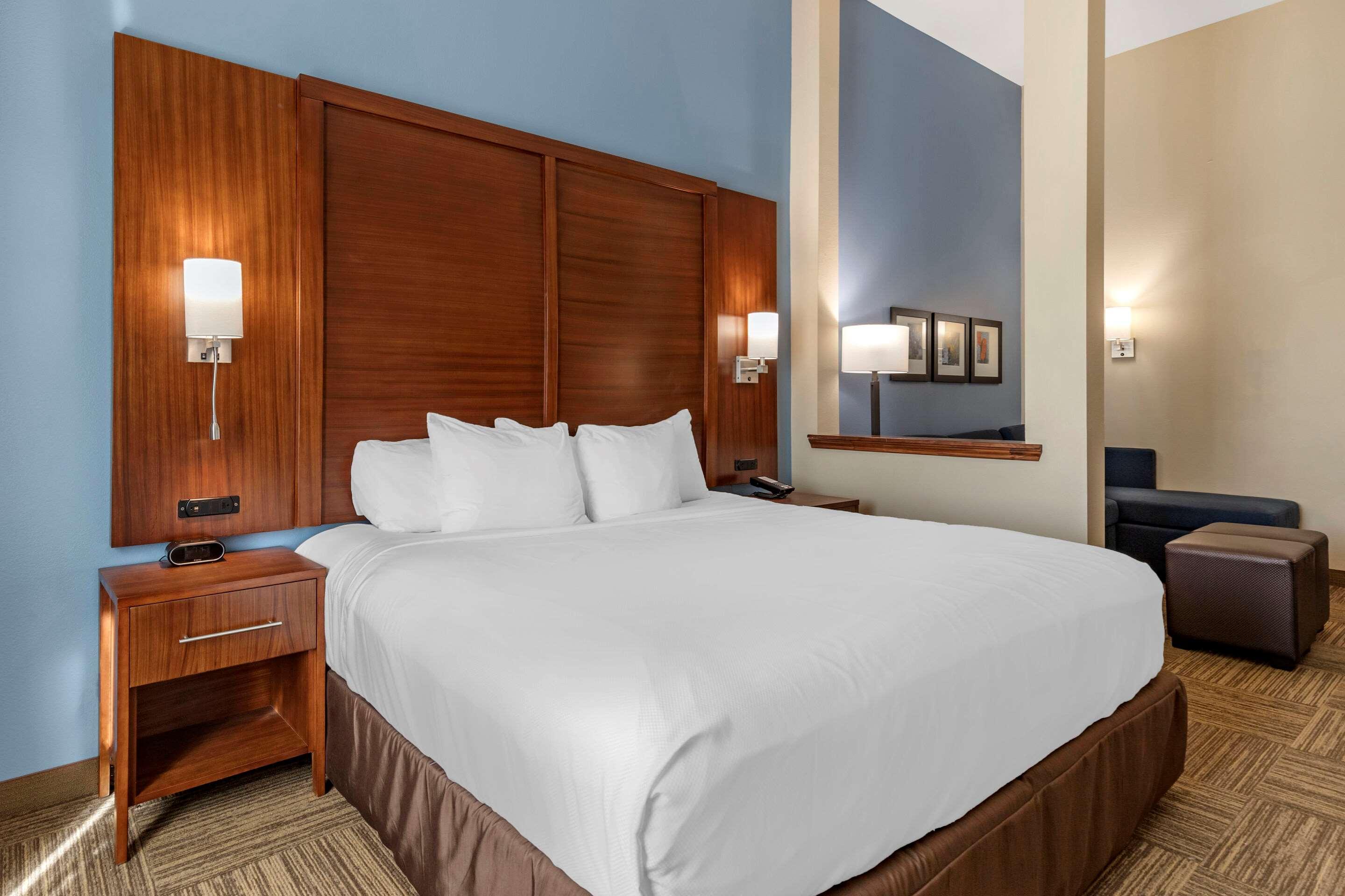SUITE, KING BED, ACCESSIBLE