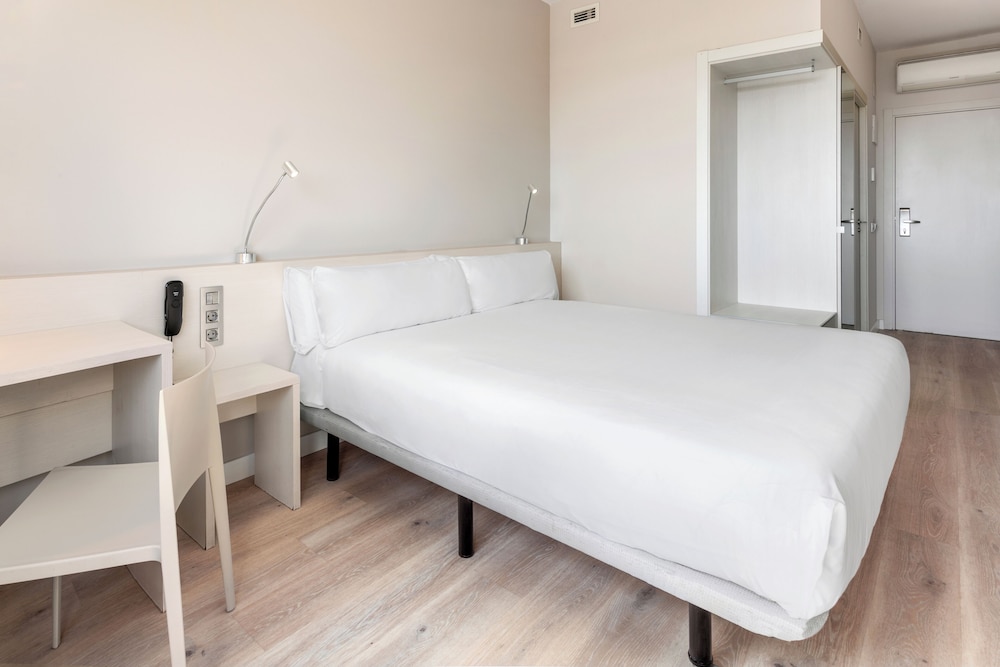 غرفة سوبيريور بسرير كينج، B&B HOTEL Barcelona Viladecans 2/5