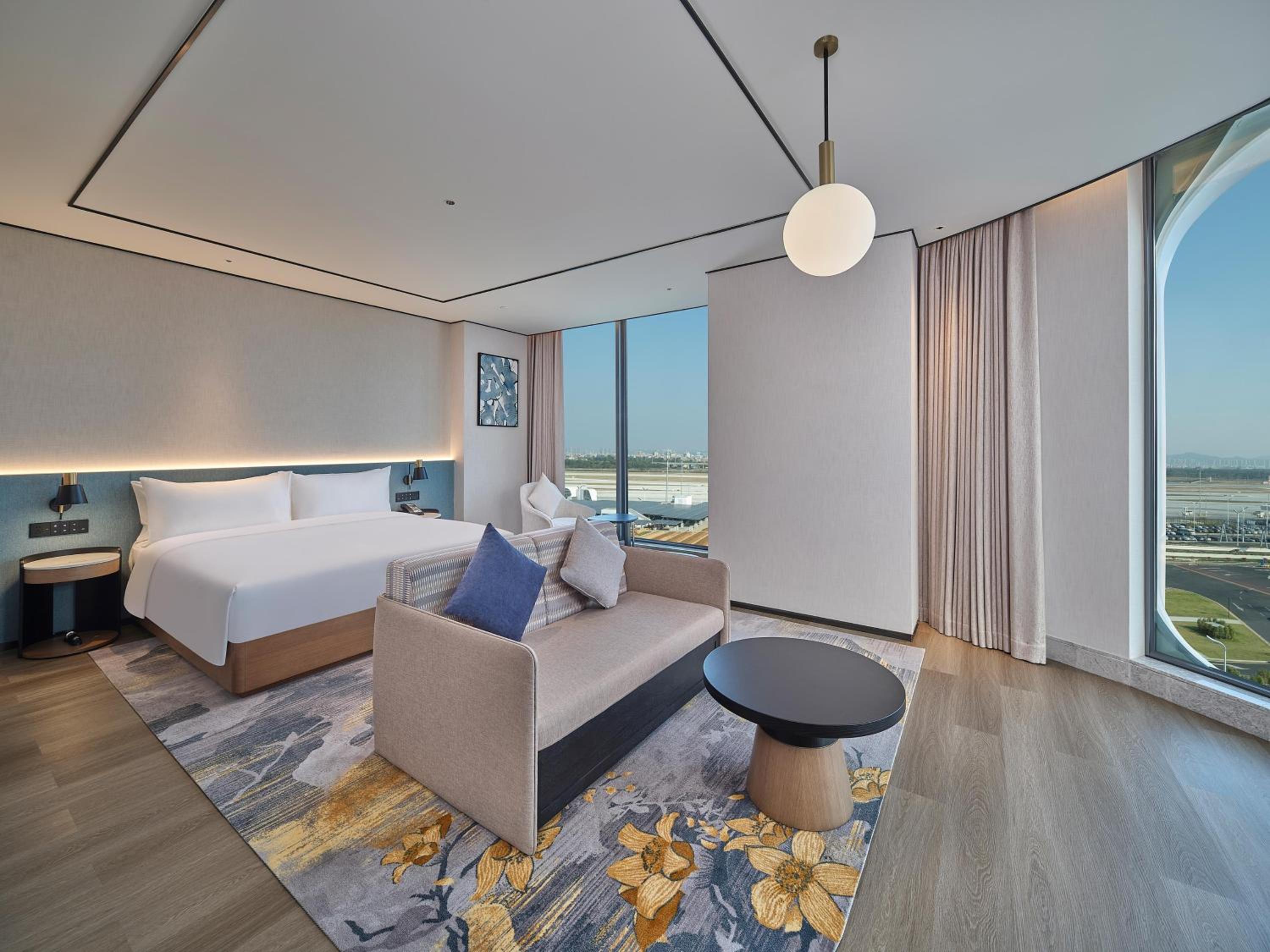 Deluxe, King Bed, Panoramic Airport View، Hilton Garden Inn Guangzhou Baiyun Airport 2/3