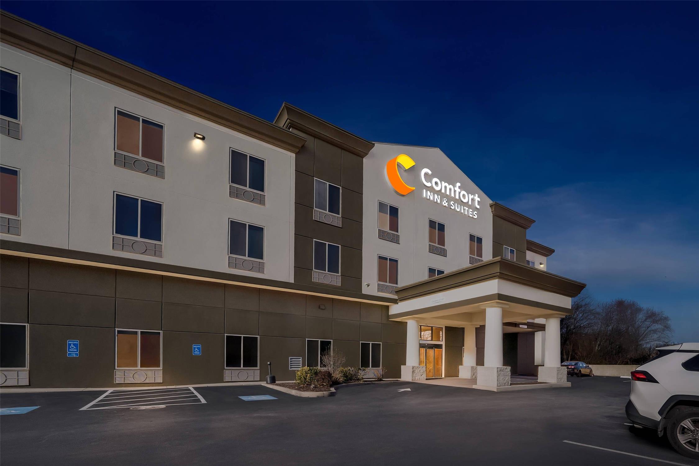 Comfort Inn & Suites Plainville-Foxboro 37/39