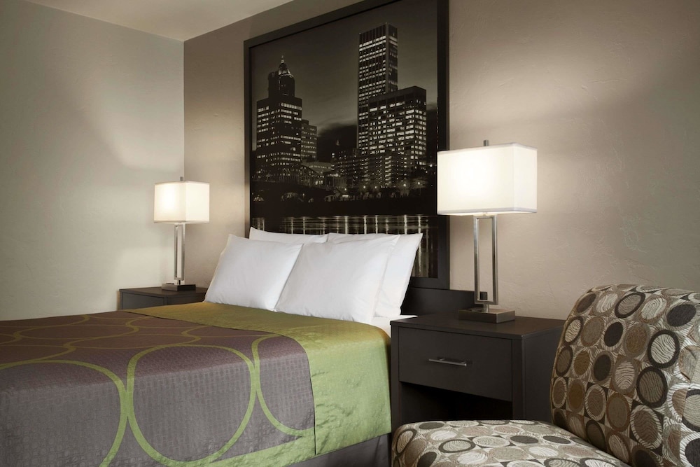 Super 8 by Wyndham Portland Airport 9/23