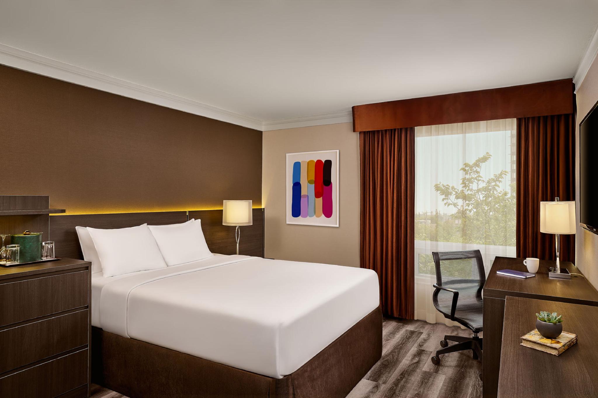 Deluxe, King or Queen Bed