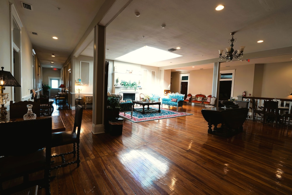 Oak Tree Hotel 12/80