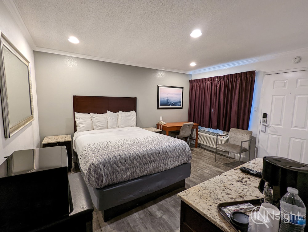 Deluxe Inn 18/50