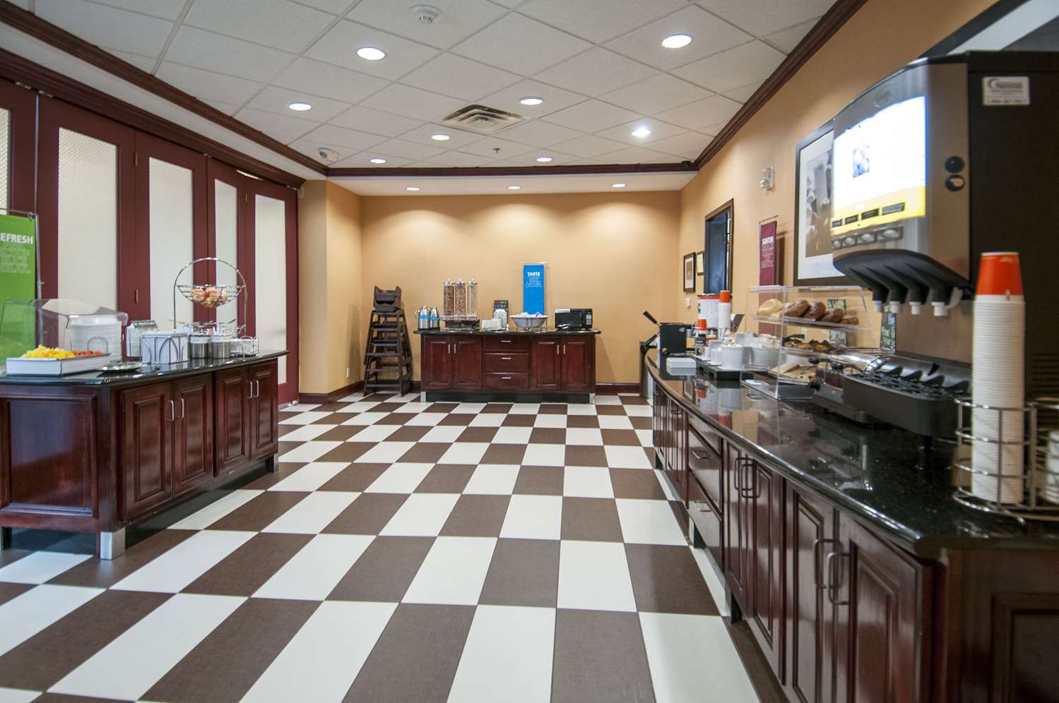 Hampton Inn And Suites Waxahachie 11/76