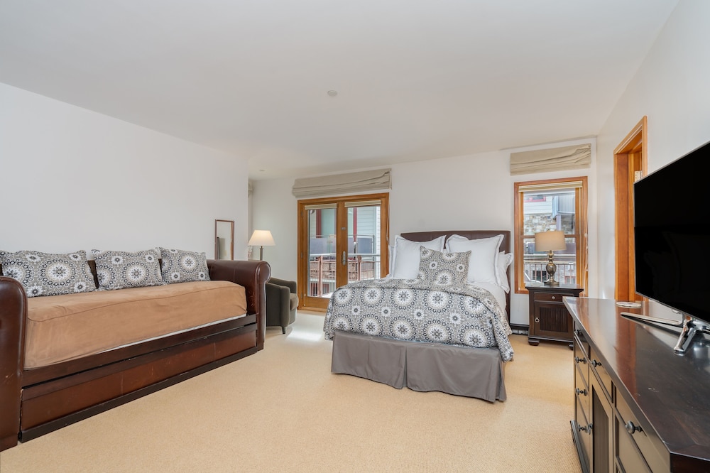 3 Bedrooms, Twin Beds, 2 King Beds, Queen Bed, Riverside