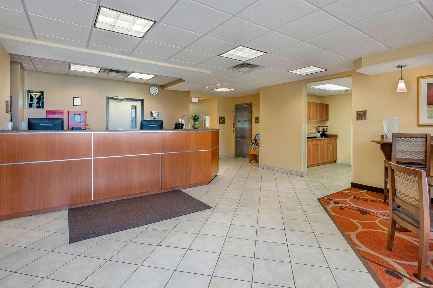 Econo Lodge Inn & Suites Des Moines Fairgrounds Area 4/37