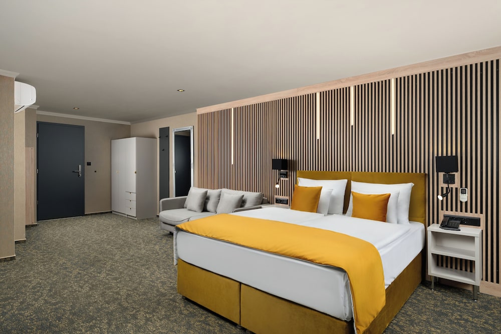 Hotel Allora 12/48