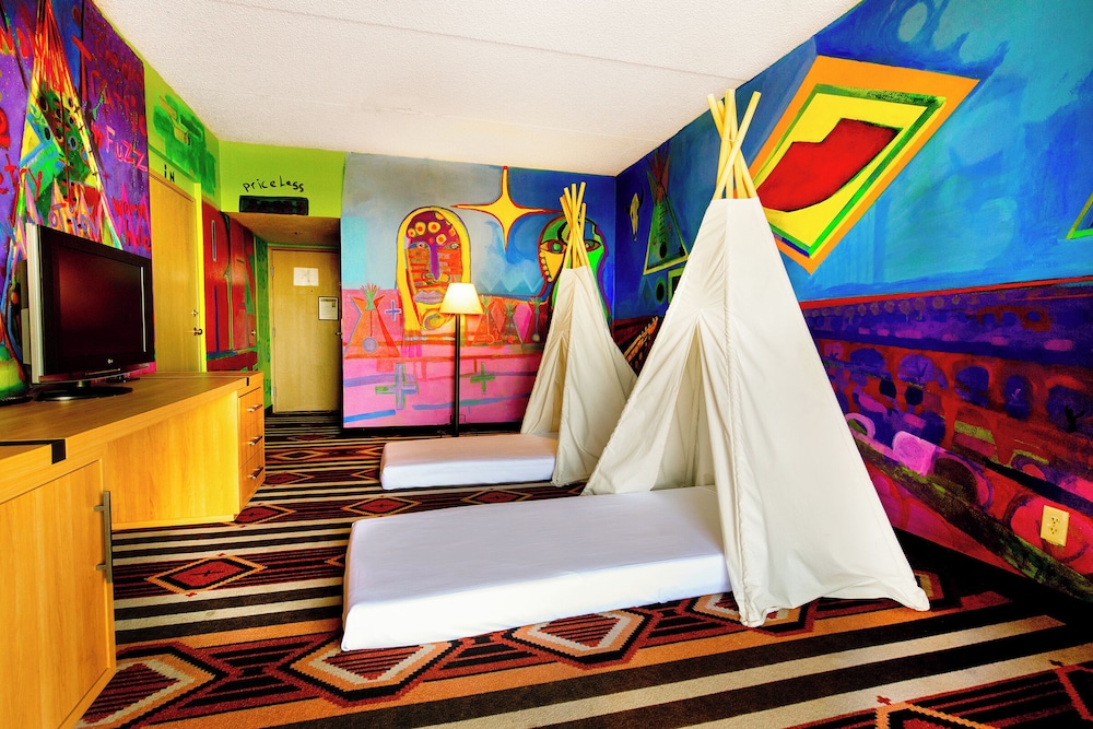 2 Bedrooms, Family Suite, Artist, King and Twin Beds