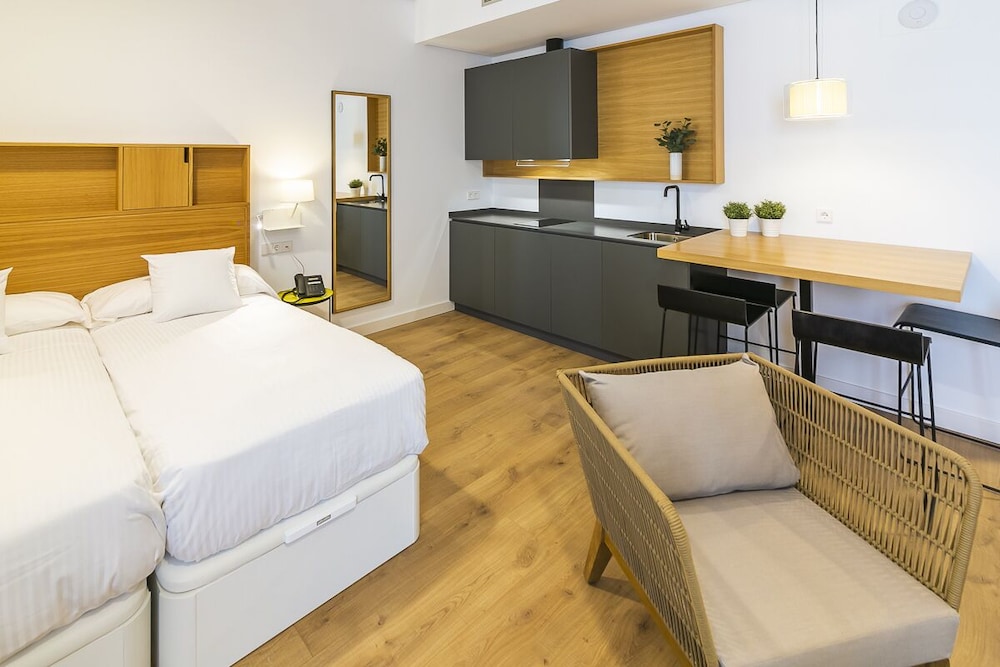 BASIC, STUDIO, TWIN BEDS, SOFA
