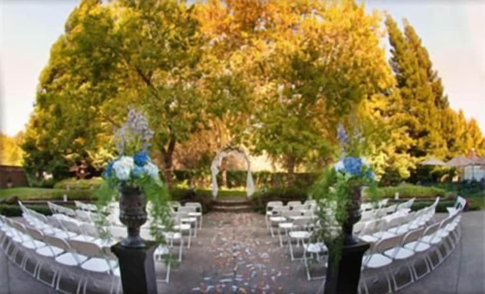Lake Natoma Inn 43/46