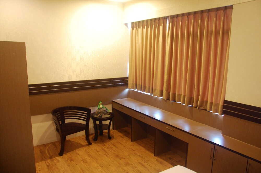 Gandhi Inn 33/45