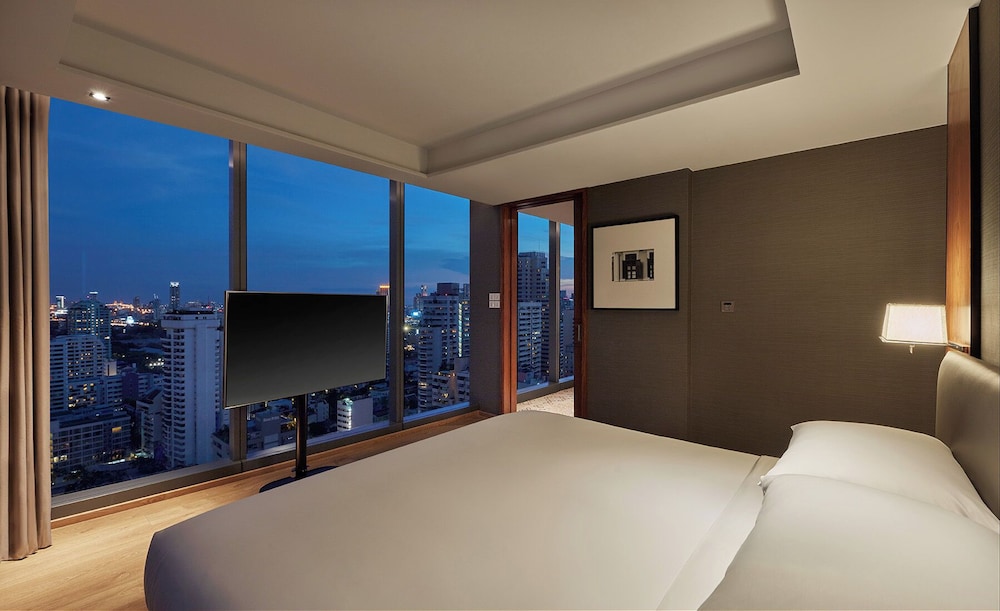 REGENCY, EXECUTIVE, SUITE, KING BED, BALCONY