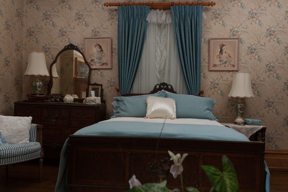 South Broadway Manor Bed and Breakfast 17/72