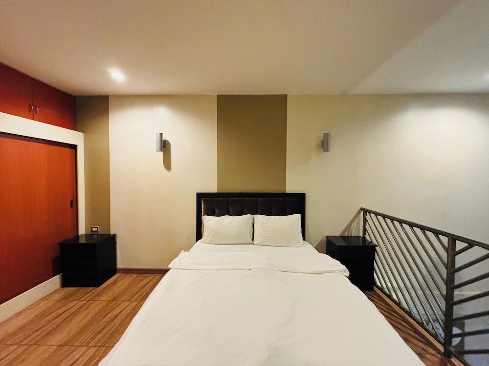 Uptown Condotel 24/73