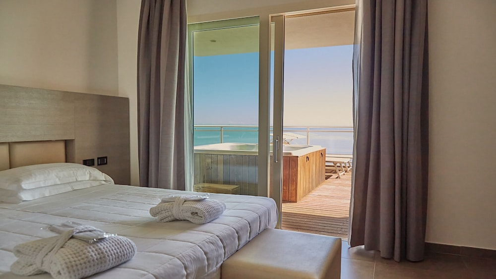 JUNIOR SUITE, KING BED, SEA VIEW, TERRACE