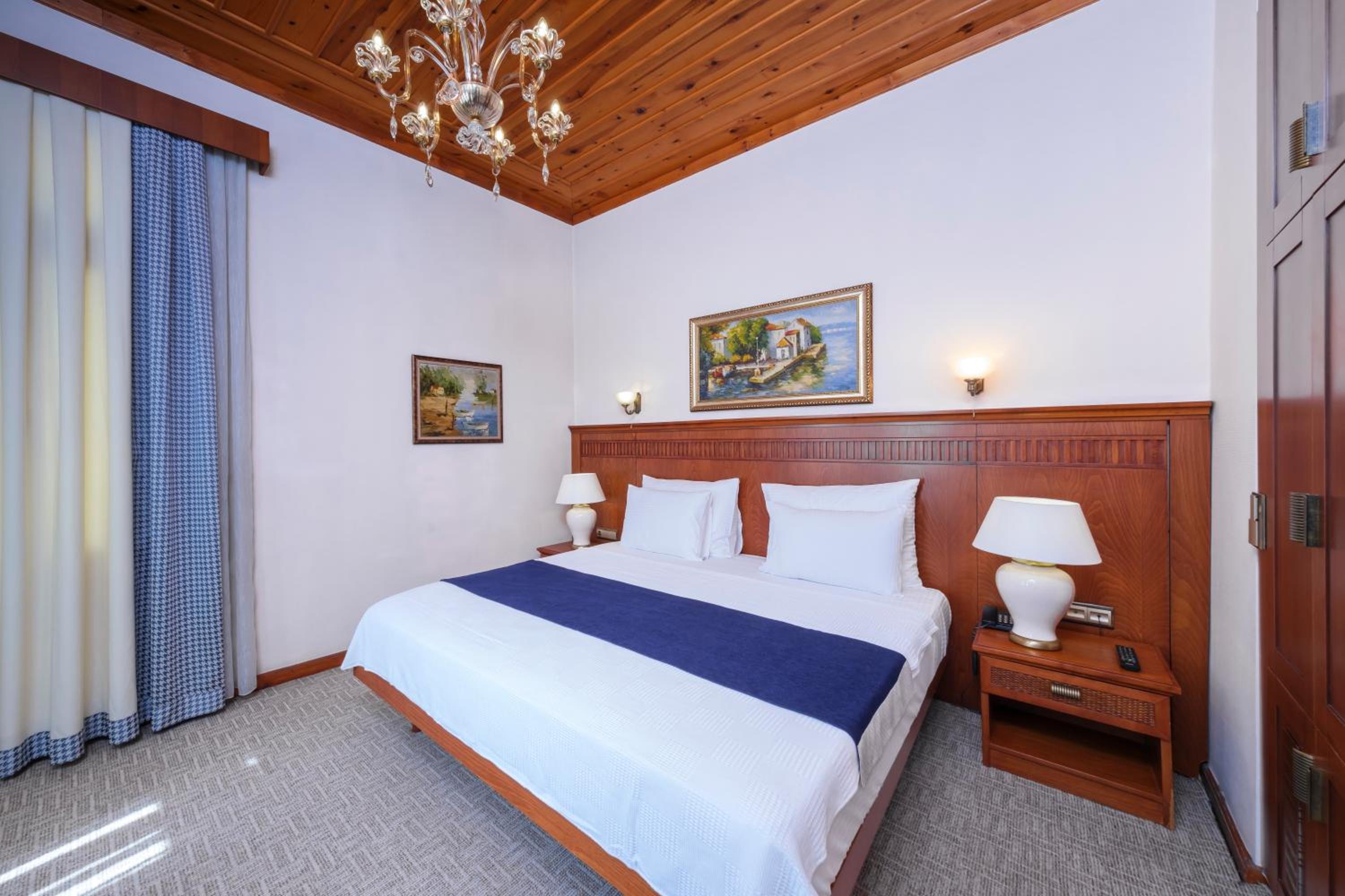 جناح بشرفة، Bosnali Hotel 4/10
