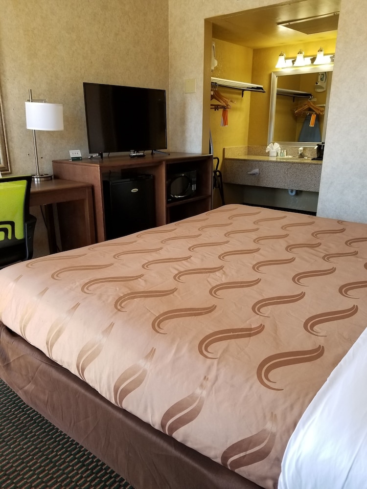 Econo Lodge Flagstaff East I-40 33/53