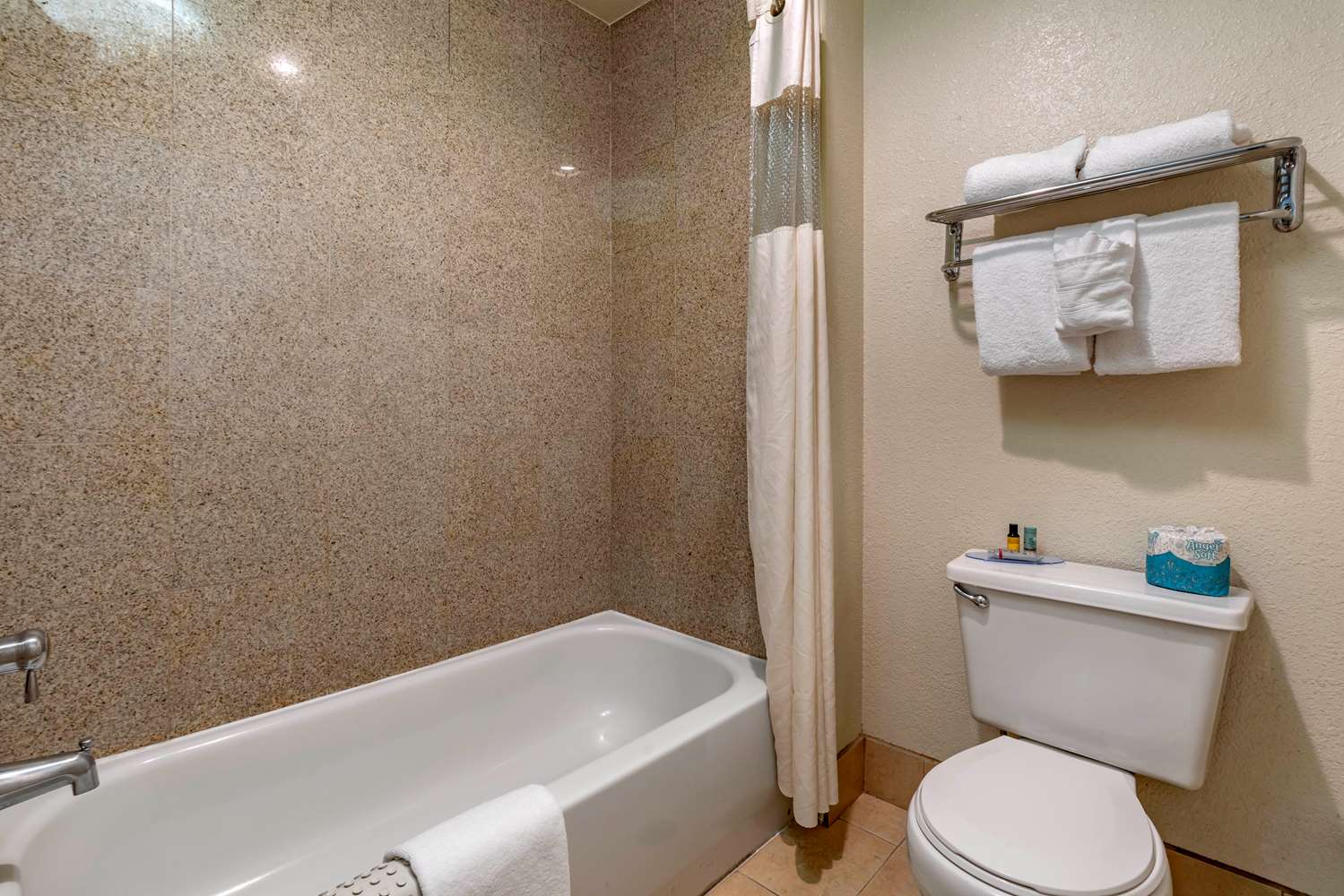 غرفة بسرير كينج بحوض جاكوزي بحوض استحمام، Best Western Orchard Inn 3/4