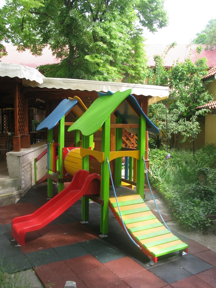 Estreya Park 47/50
