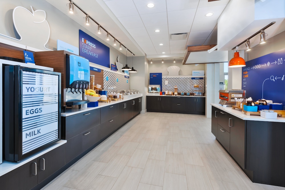 Holiday Inn Express Suites Grand Rapids Airport South 9/39