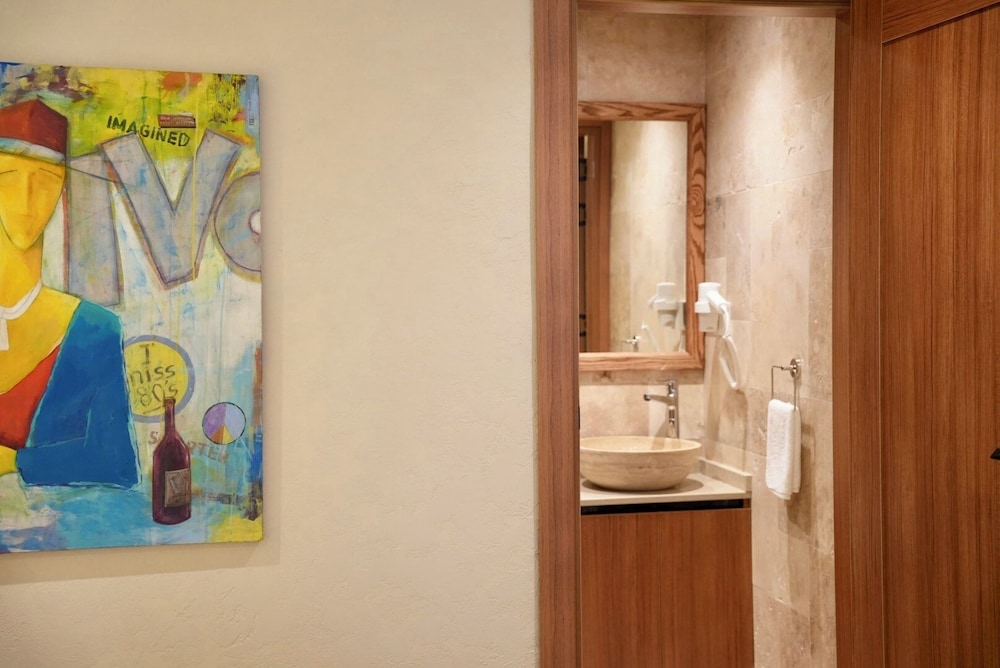 Khalkedon Suite 26/50