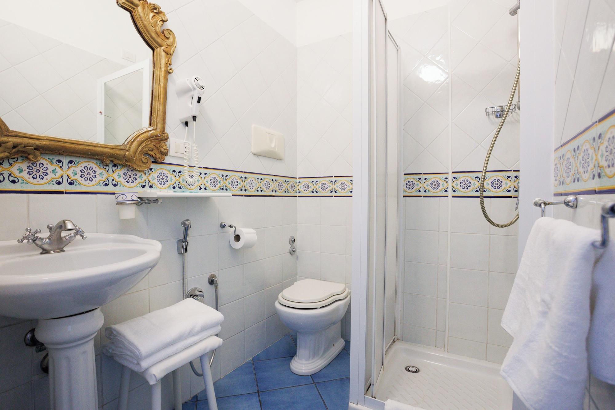 غرفة ثلاثية بإطلالة على البحر بشرفة، Bussola Di Hermes Hotel 2/3