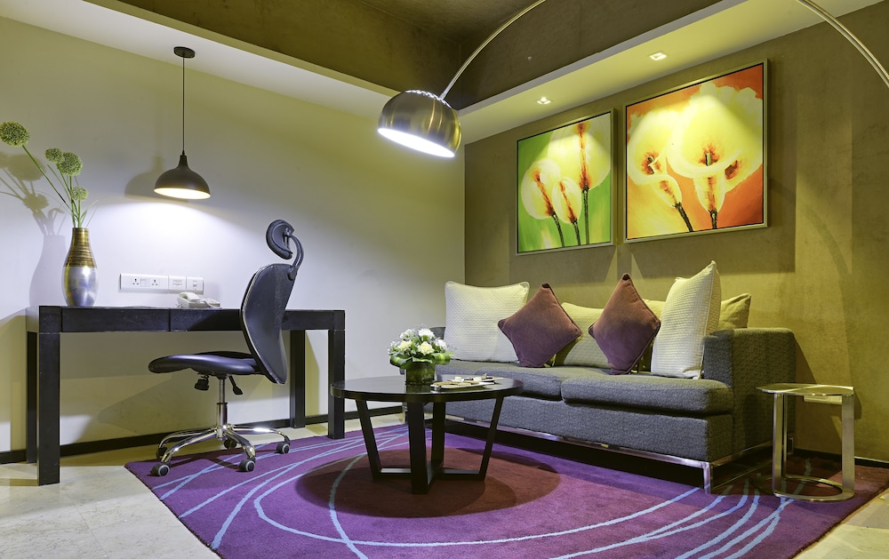 DAVANAM SAROVAR PORTICO SUITES 18/34