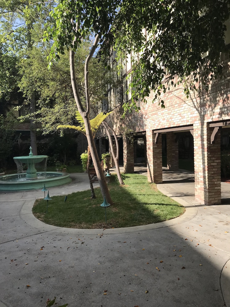 Anaheim Majestic Garden Hotel 67/73
