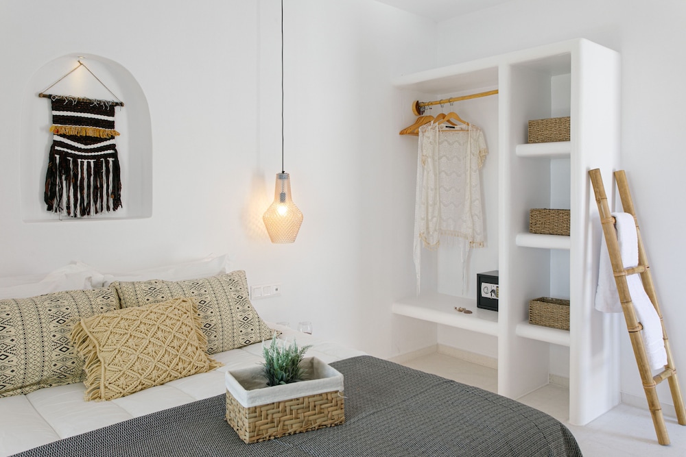 Naxos Earth Suites 40/59