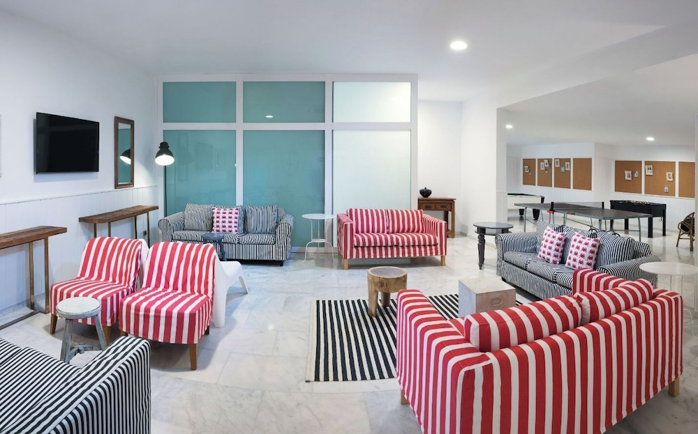 Marina Suites Hotel 42/68
