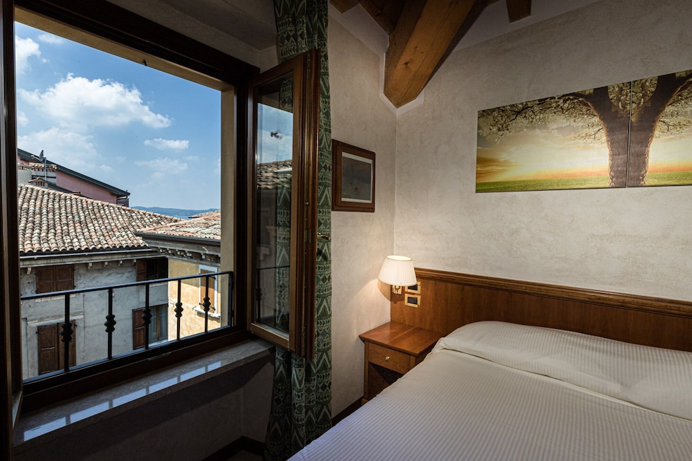 ROOM, DOUBLE BED, PARTIAL LAKE VIEW