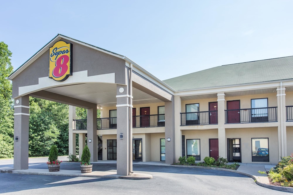 Super 8 Petersburg 1/16