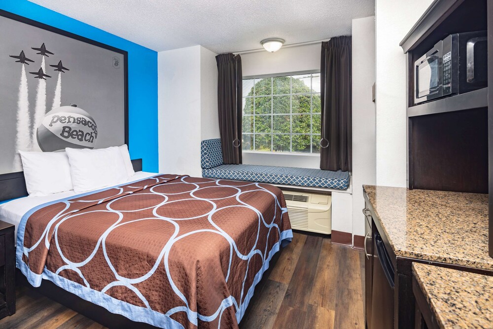 Super 8 By Wyndham Pensacola 17/49