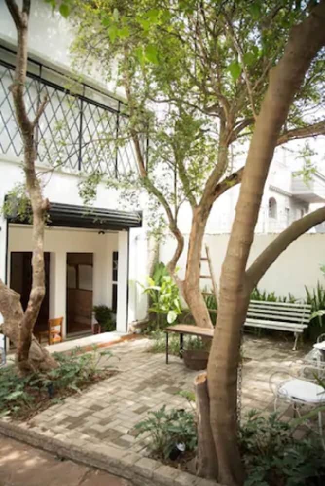 GUEST URBAN HOTEL 46/56