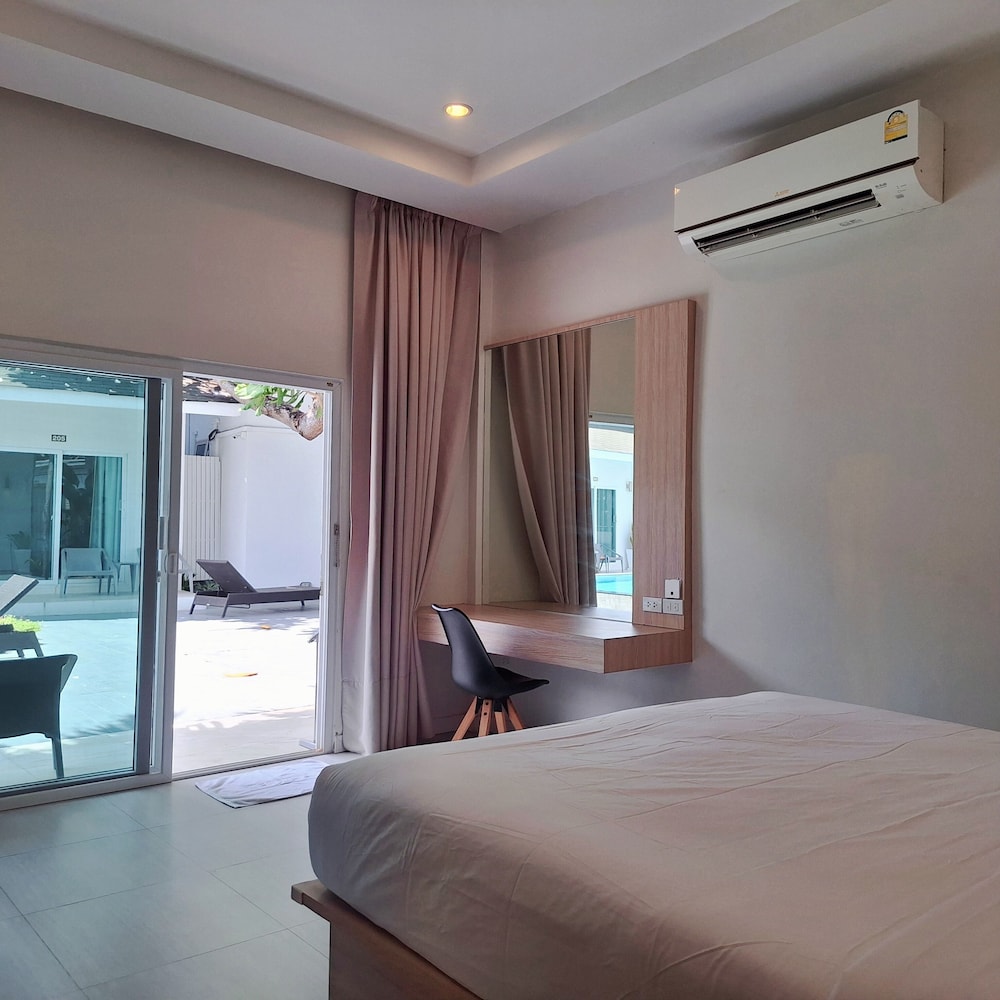 Superior, King Bed, Pool Side