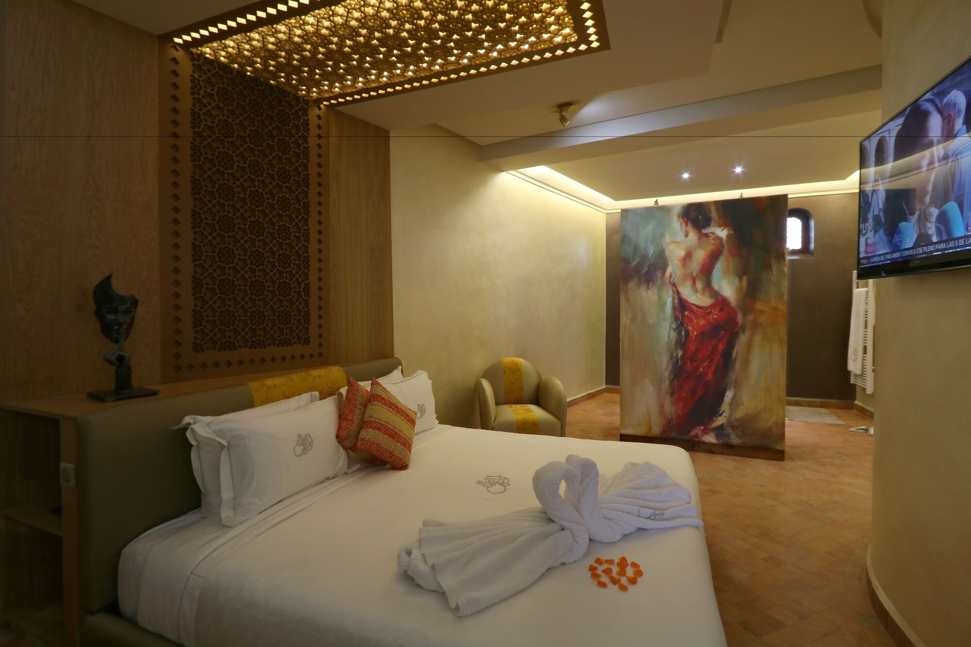 ROOM, DOUBLE BED